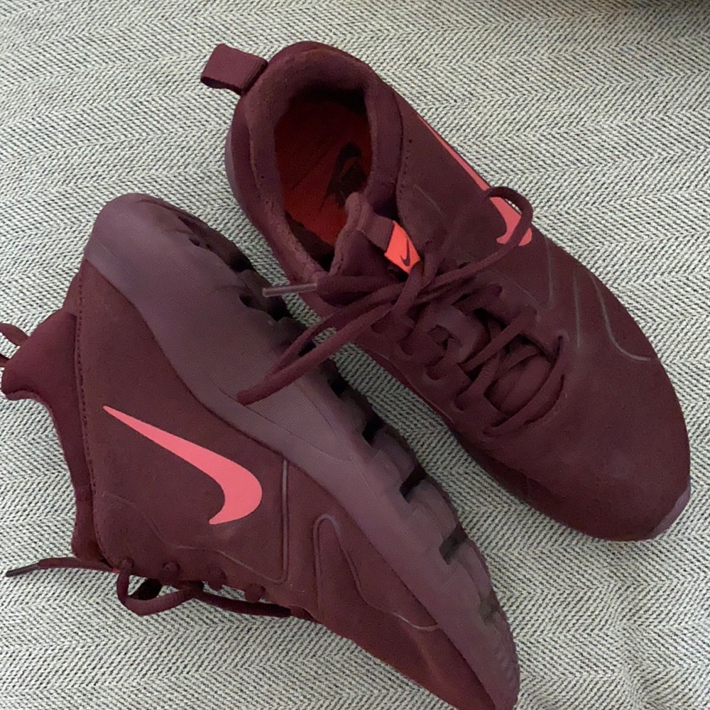 Nike • Maroon • 8.5 Women’s